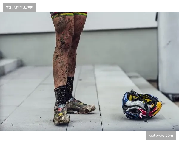 赛场花絮：大雨导致弗罗西诺内主场部分看台漏水，比赛一度中断